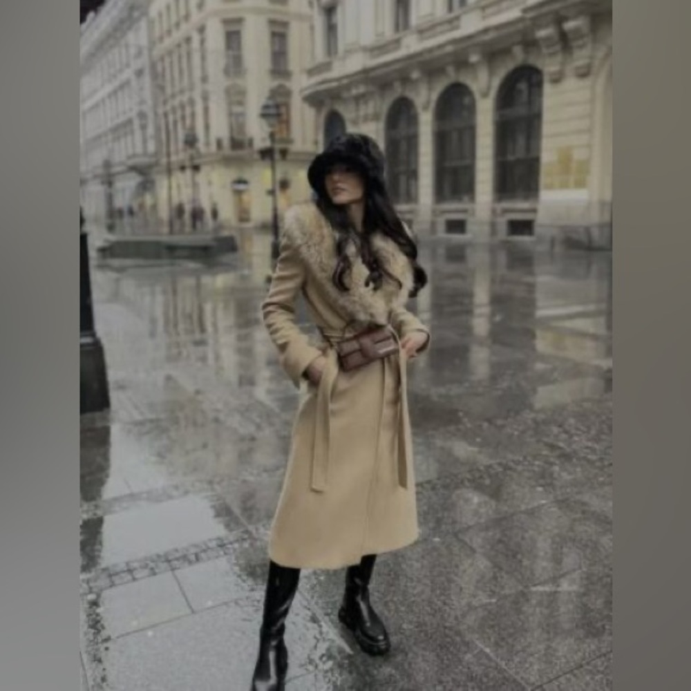 Elegant Beige Women's Coat with Faux Fur Collar